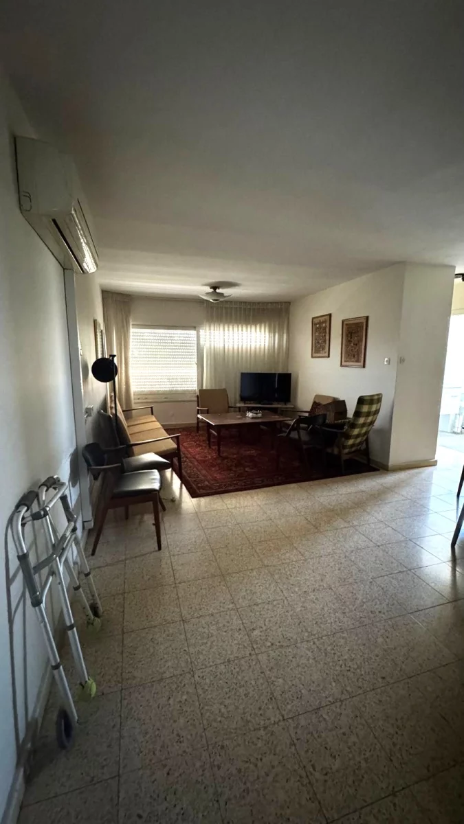 Idéal investissement/pied à terre, grand 3 pièces à vendre, bon emplacement, centre-ville, Bat Yam