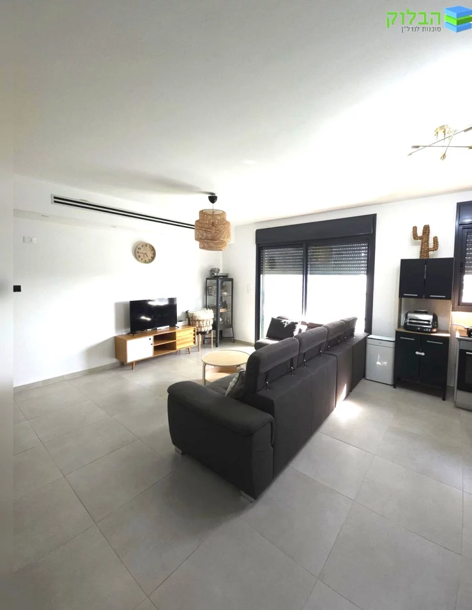 Apartamento de 4 habitaciones en el barrio Harakafot en Rishon LeZion