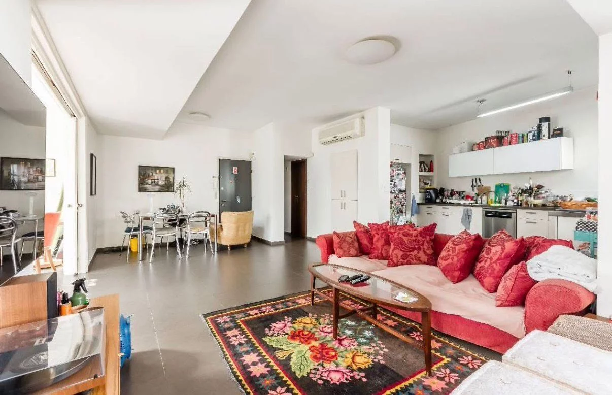 Andar inteiro de 132 m² com quatro exposições, esquina Massada / Be'er Tuvia