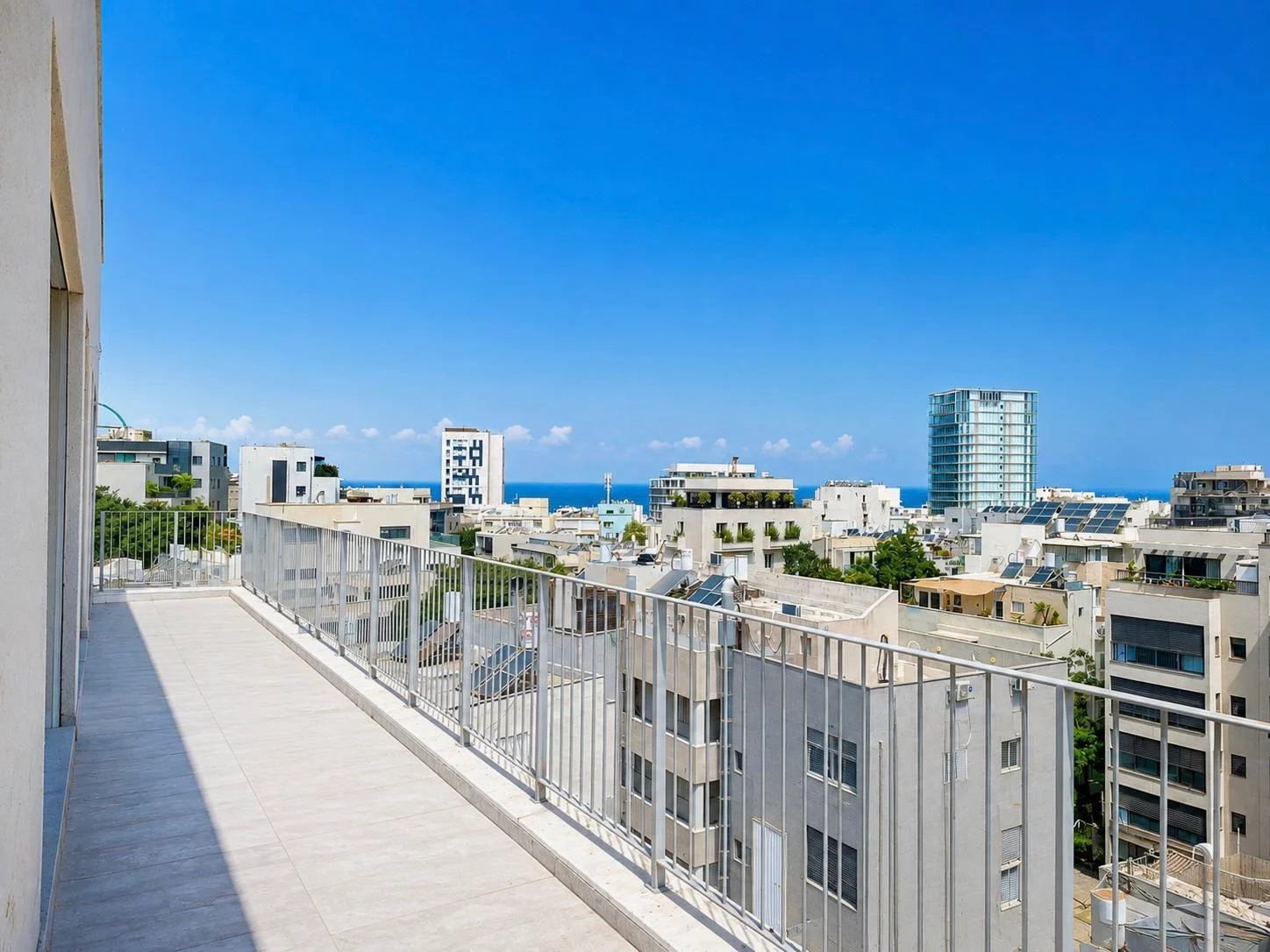 À venda no Velho Norte de Tel Aviv, perto da praia Hilton e do parque Hayarkon, novo penthouse de 4 cômodos