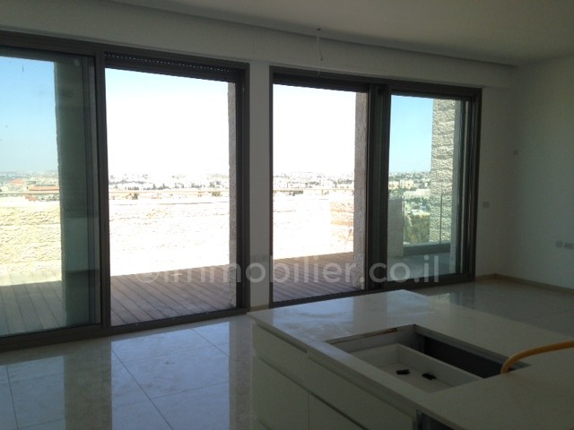 Cobertura 3 cômodos Jerusalém Centro da cidade 144-IBL-479