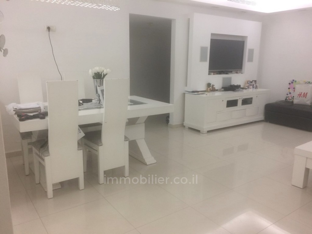 Apartamento 5 cômodos Ashdod Tet vav 15-IBL-2823