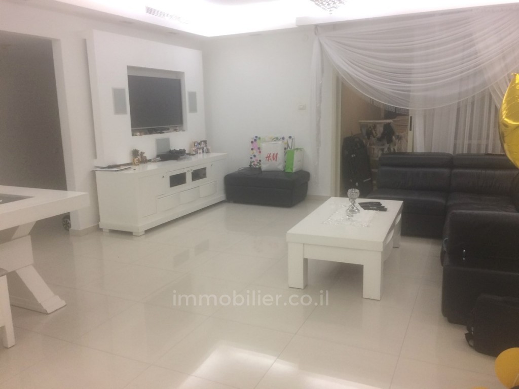 Apartamento 5 cômodos Ashdod Tet vav 15-IBL-2823