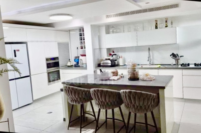 Casarão 8 cômodos Ashdod Marina 210-IBL-2112