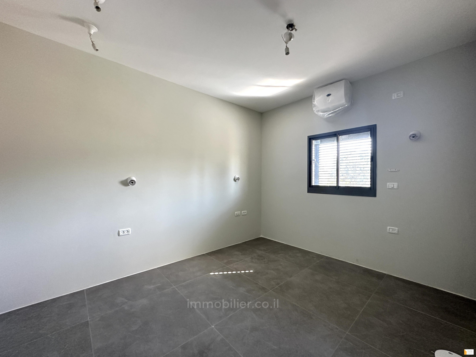 Apartamento 3 cômodos Tel Aviv Bazel 232-IBL-3858