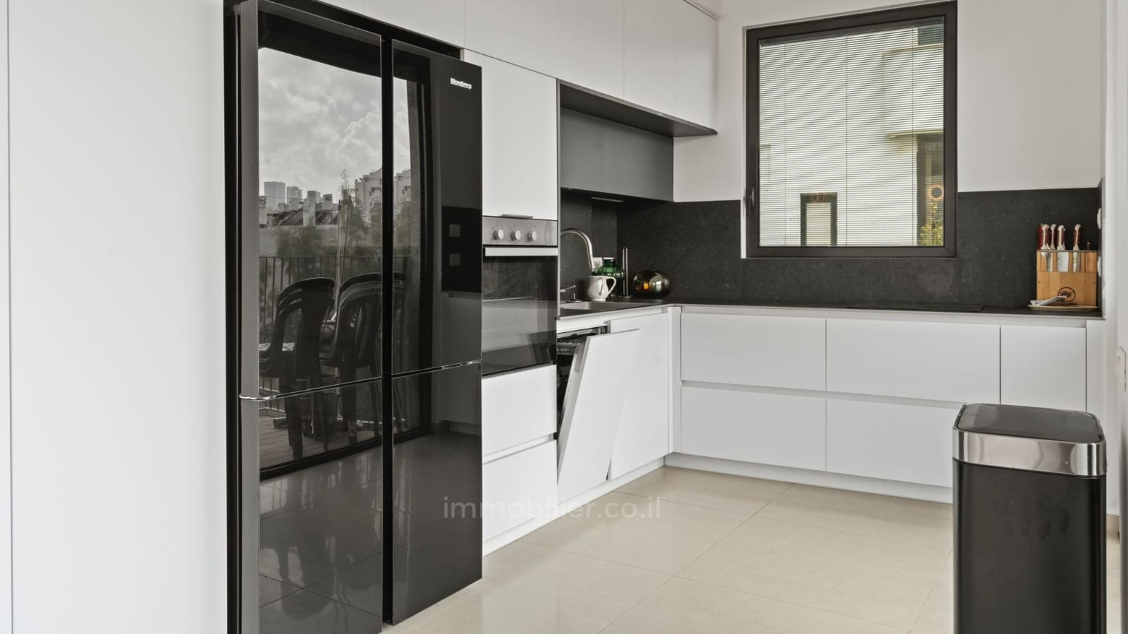 Apartamento 2.5 cômodos Tel Aviv Sokolov 232-IBL-3896