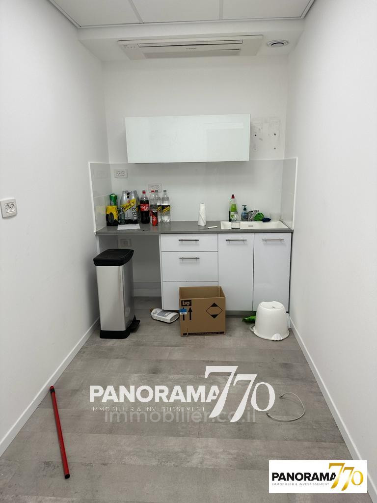 Escritórios 7 cômodos Ashdod  233-IBL-1381