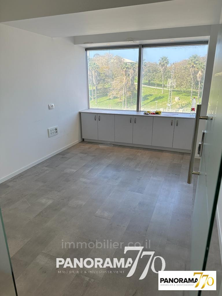 Escritórios 7 cômodos Ashdod  233-IBL-1381