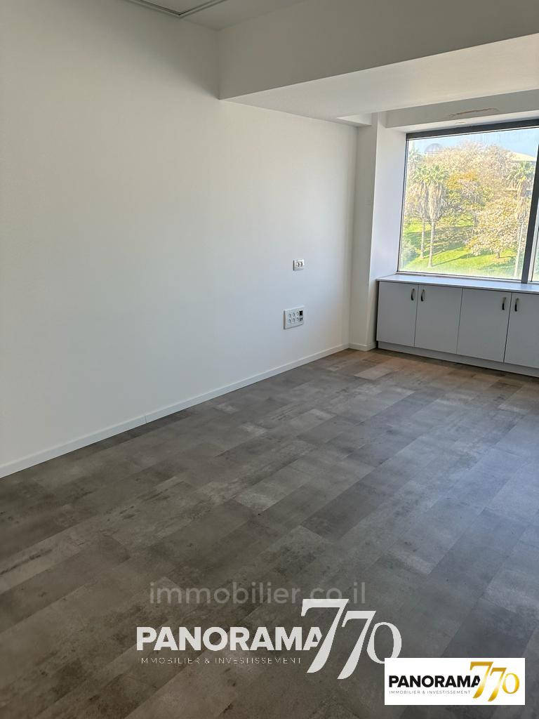 Escritórios 7 cômodos Ashdod  233-IBL-1381