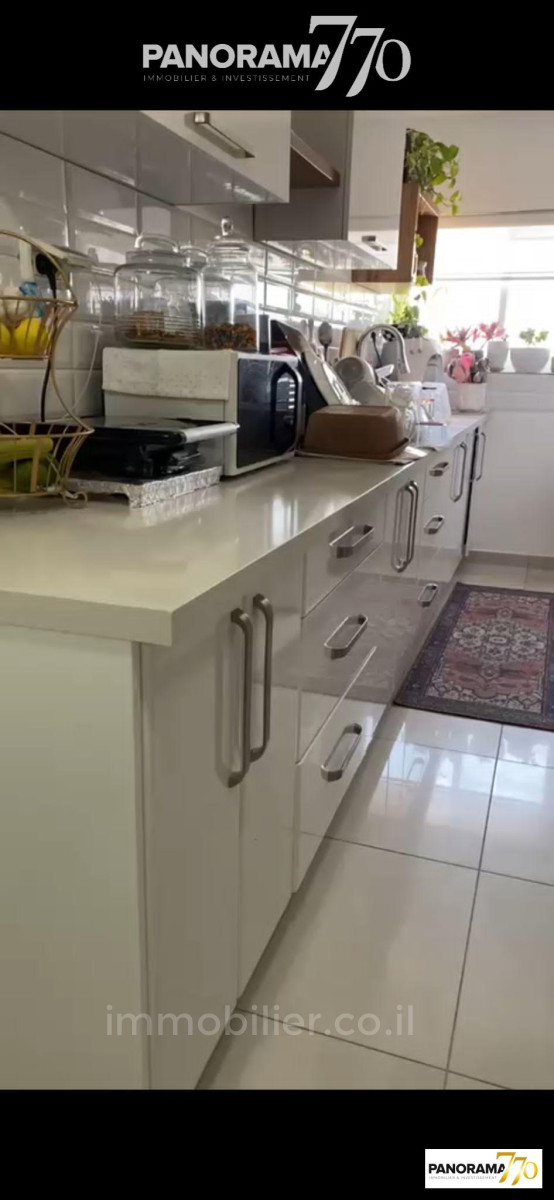 Apartamento 4 cômodos Ascalão Afridar 233-IBL-1394