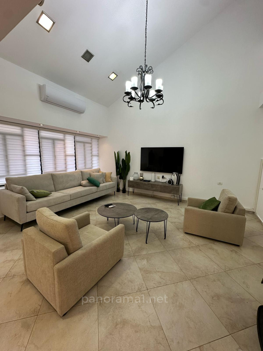 Casarão 8 cômodos Ascalão Barnea 233-IBL-1581