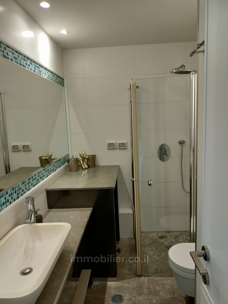 Duplex 4 cômodos Tel Aviv Kerem Hatemanim 255-IBL-682