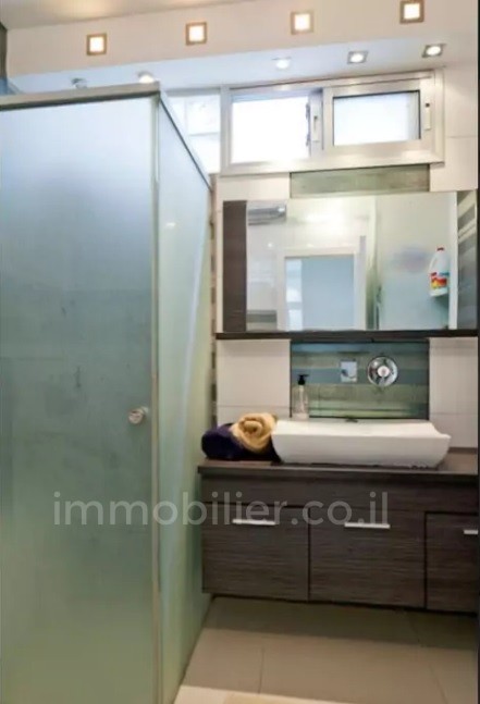 Apartamento 4 cômodos Tel Aviv Primeira linha de mar 291-IBL-644