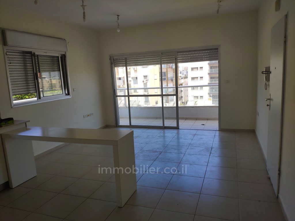 Apartamento 4 cômodos Givataim Borohov 291-IBL-743
