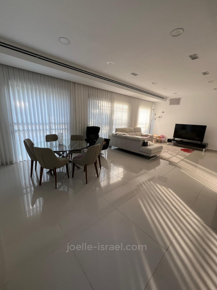 Casarão 10 cômodos Netanya Centro da cidade 316-IBL-1751