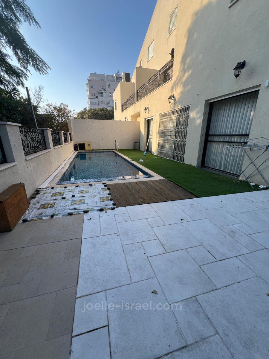 Casarão 10 cômodos Netanya Centro da cidade 316-IBL-1751