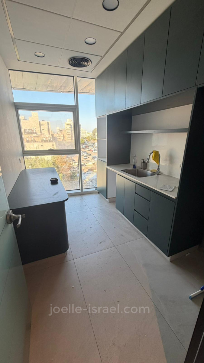 Escritórios 6 cômodos Netanya Centro da cidade 316-IBL-1779