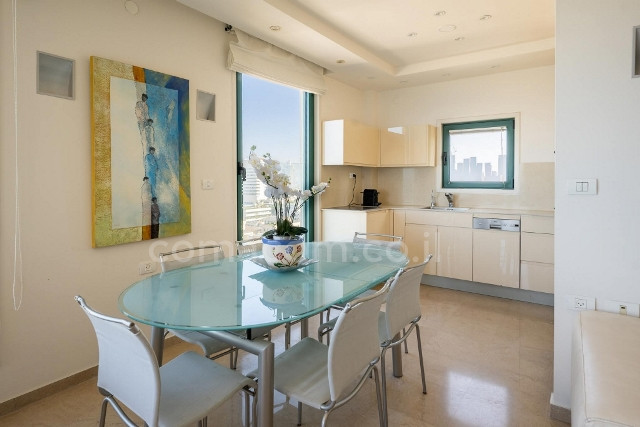Apartamento 3 cômodos Tel Aviv Primeira linha de mar 342-IBL-6443