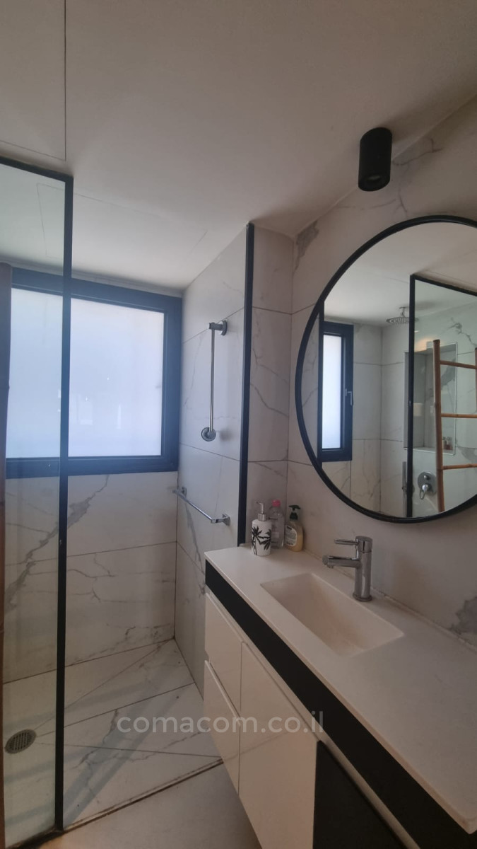 Apartamento 3 cômodos Tel Aviv Primeira linha de mar 342-IBL-6568