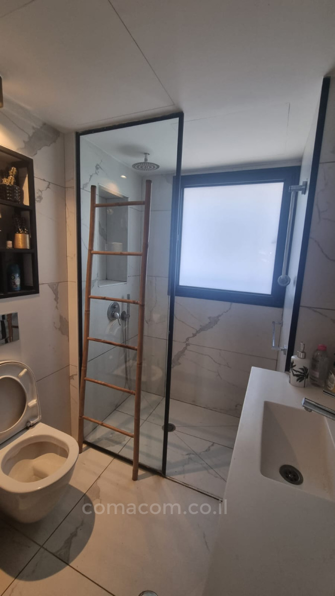 Apartamento 3 cômodos Tel Aviv Primeira linha de mar 342-IBL-6568