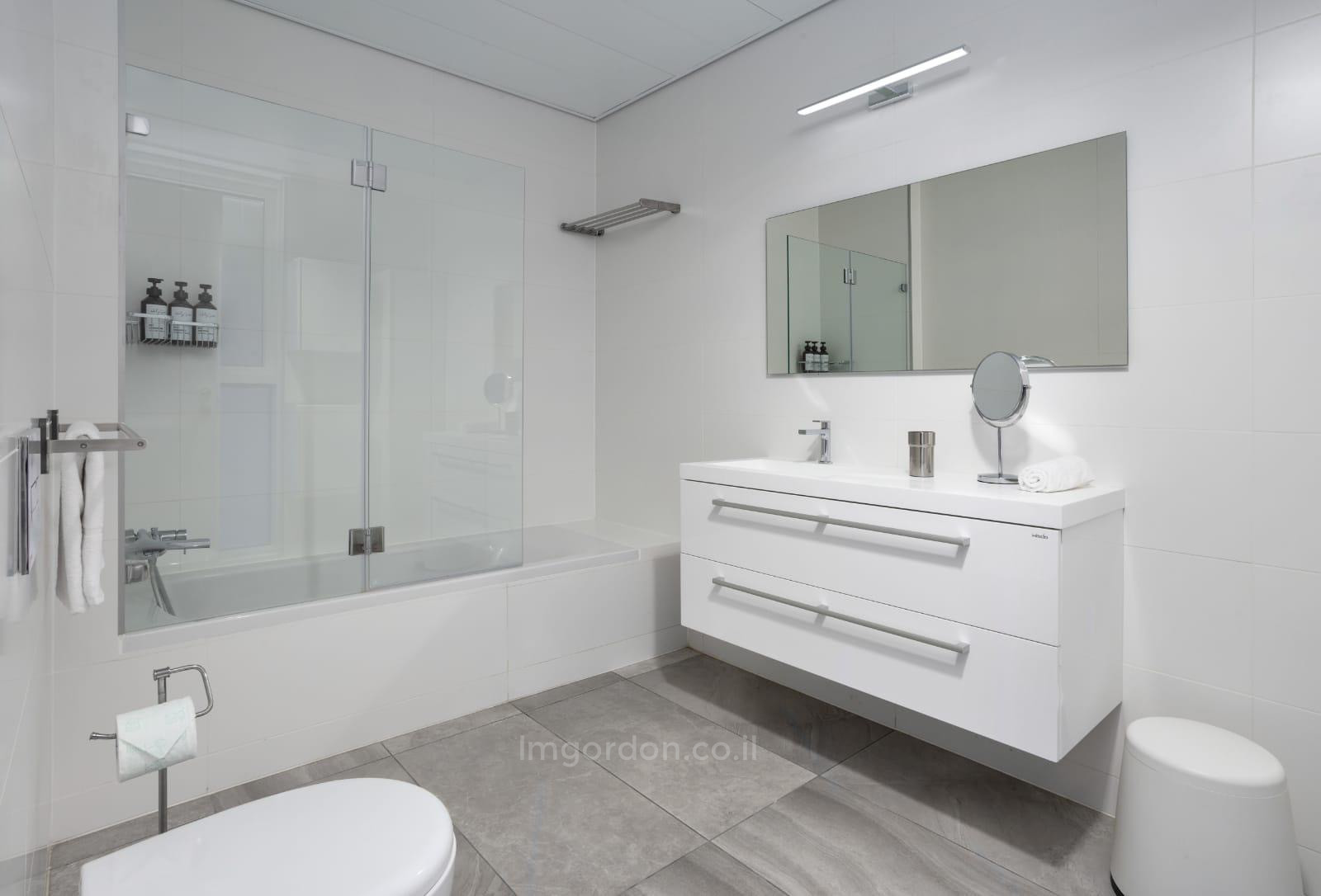 Apartamento 4 cômodos Tel Aviv Rothshild 357-IBL-1564