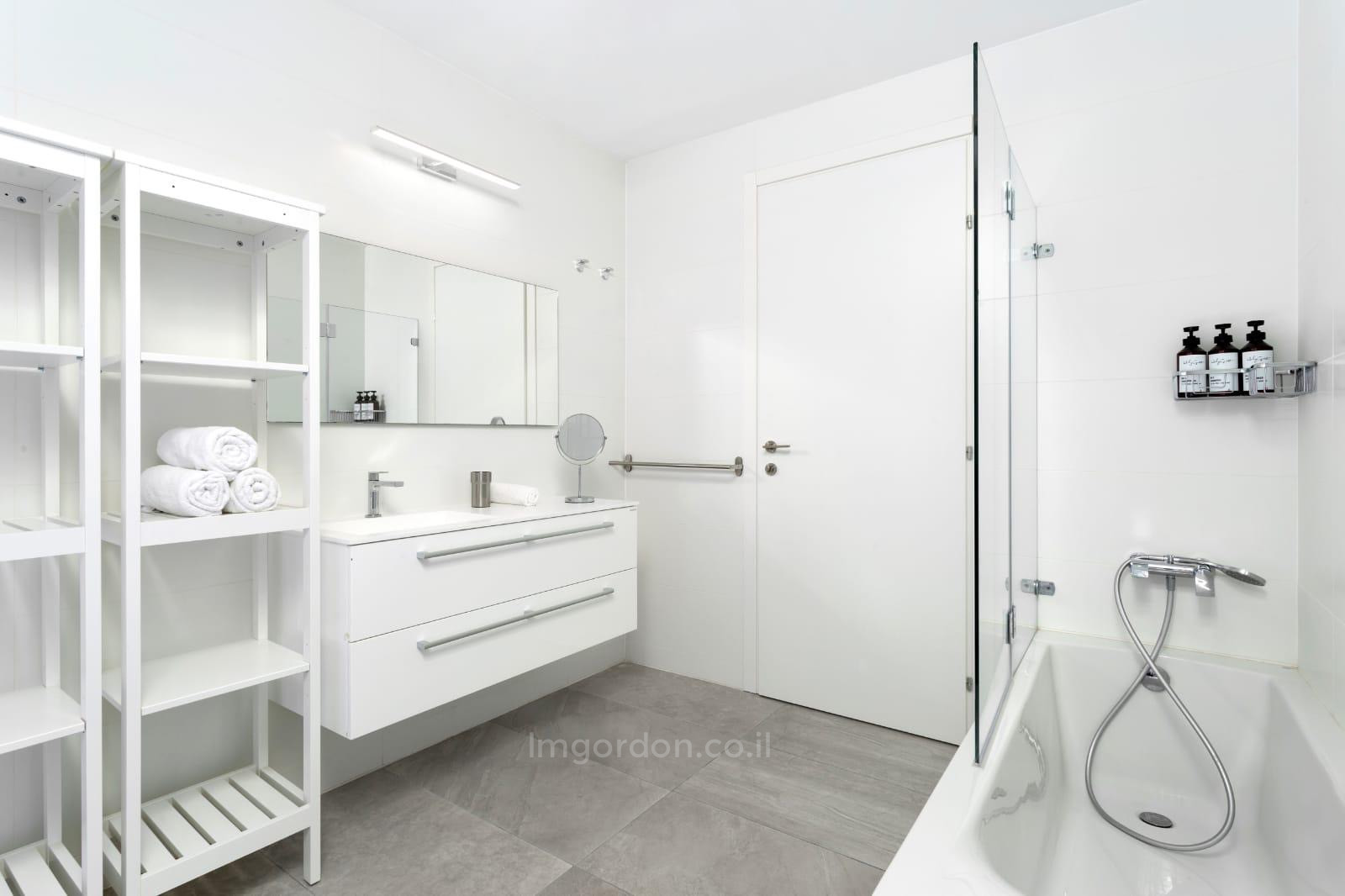 Apartamento 4 cômodos Tel Aviv Rothshild 357-IBL-1564