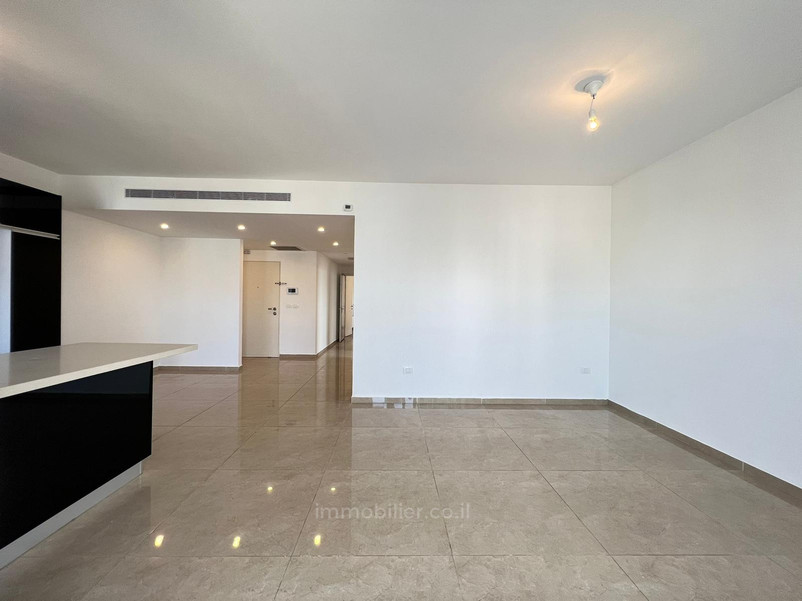 Apartamento 3 cômodos Hadera Centro da cidade 379-IBL-275