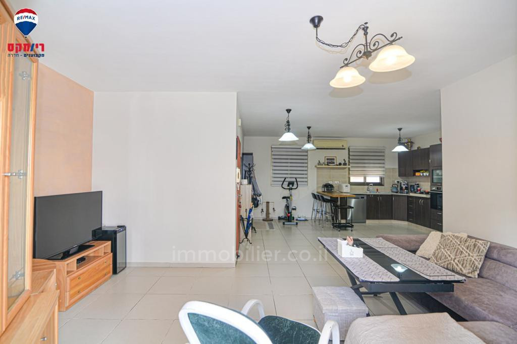 Apartamento 4 cômodos Hadera Centro da cidade 379-IBL-286