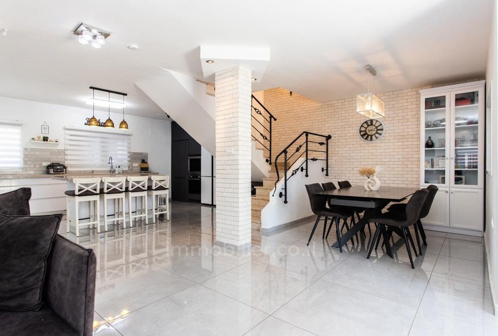 Casa de campo 6 cômodos Hadera weitzman 379-IBL-298