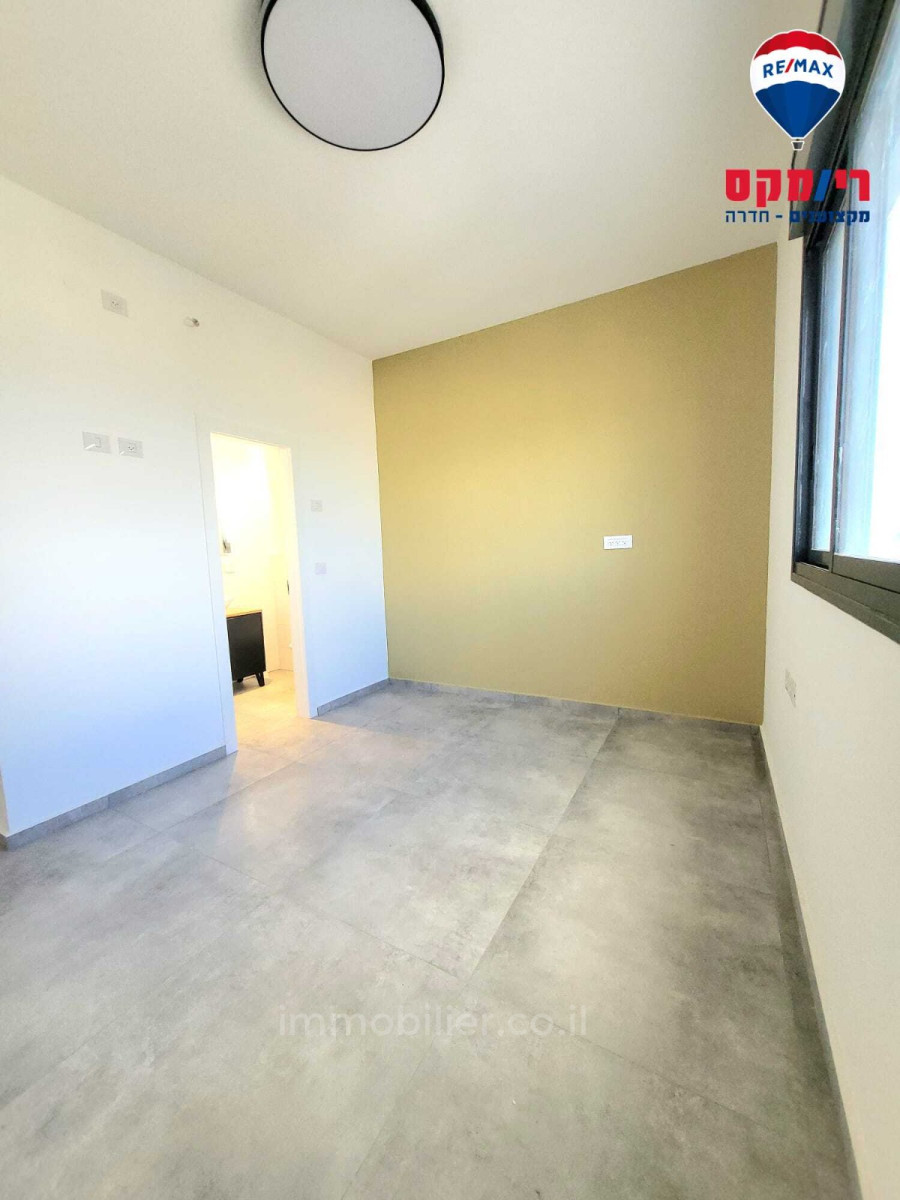 Apartamento 4 cômodos Hadera Centro da cidade 379-IBL-300