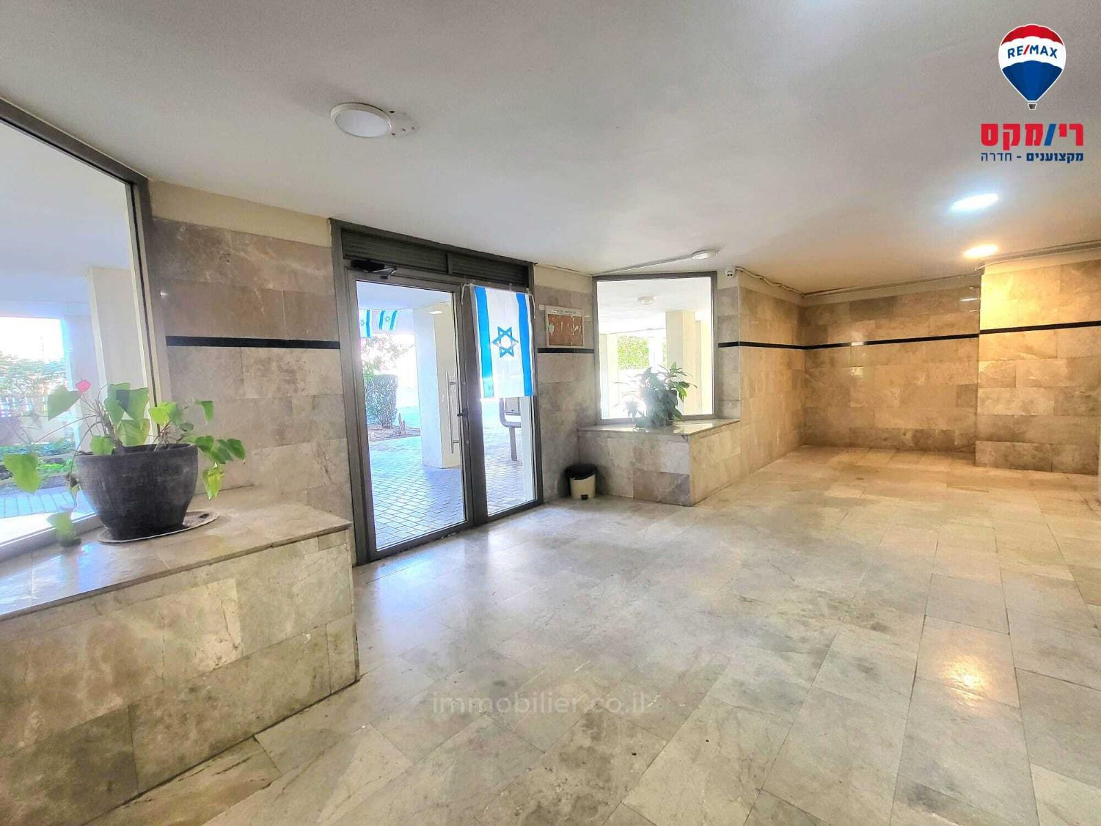 Apartamento 4 cômodos Hadera Centro da cidade 379-IBL-320