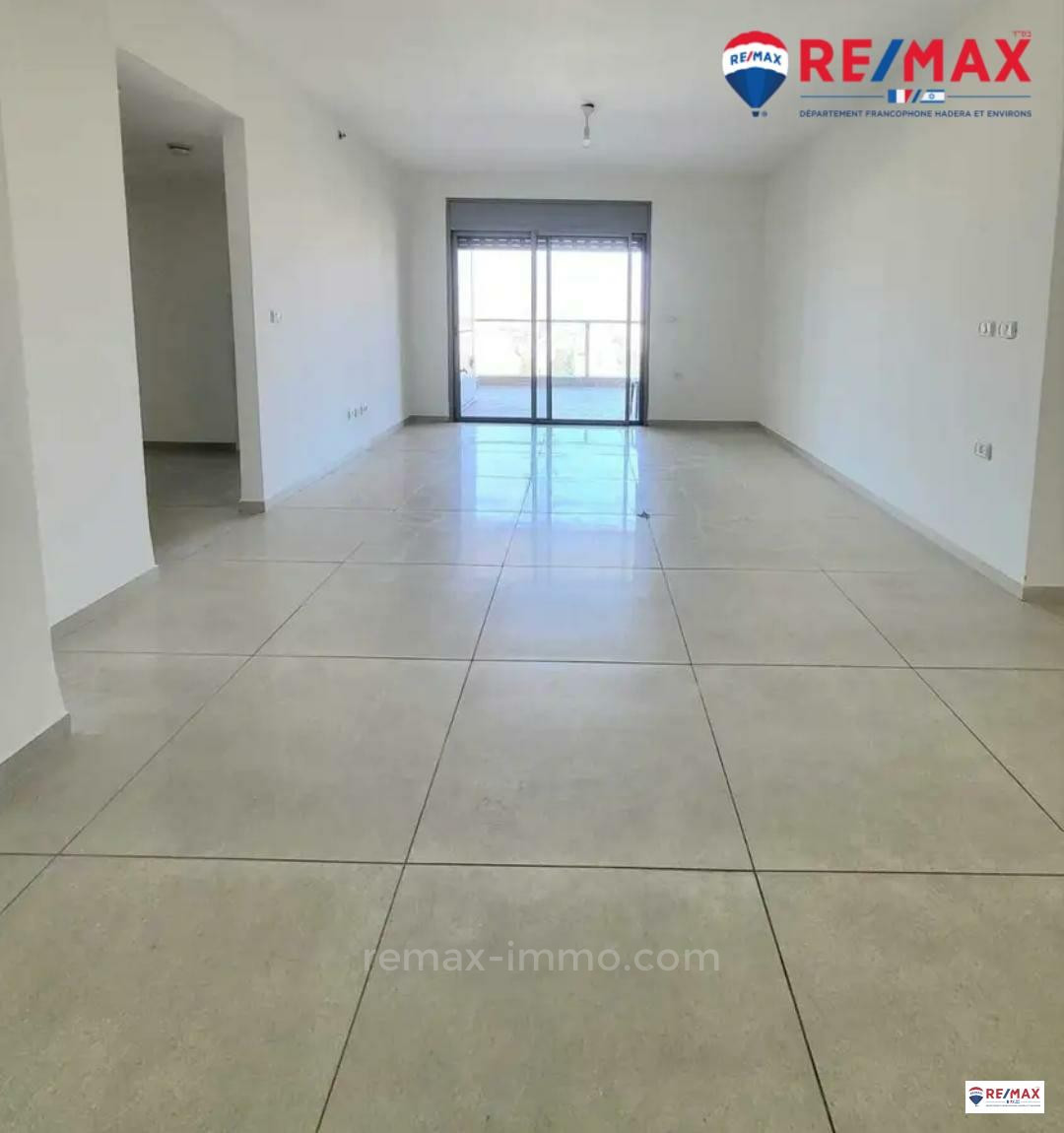 Apartamento 4 cômodos Hadera Centro da cidade 379-IBL-322