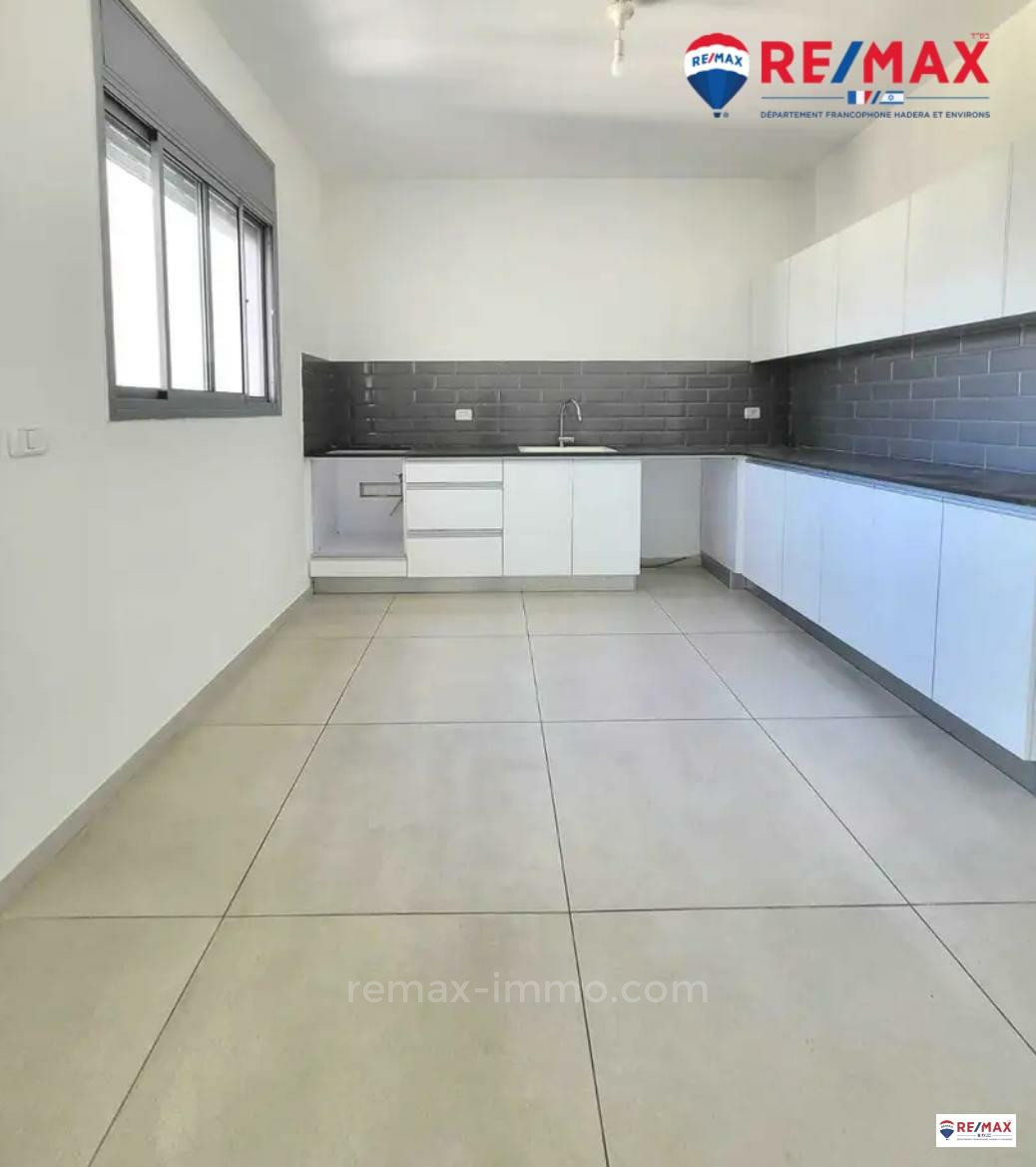 Apartamento 4 cômodos Hadera Centro da cidade 379-IBL-322