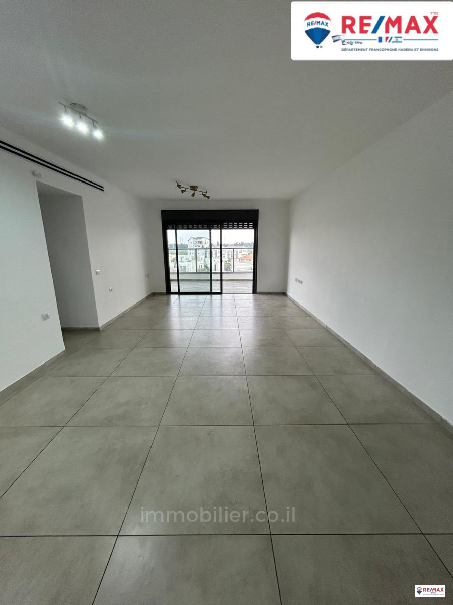 Apartamento 4 cômodos Hadera Bairro do Parque 379-IBL-327