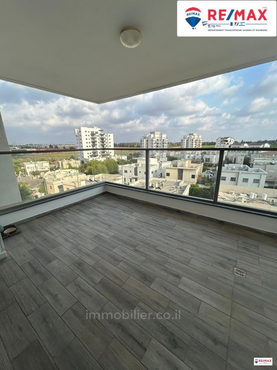 Apartamento 4 cômodos Hadera Bairro do Parque 379-IBL-327