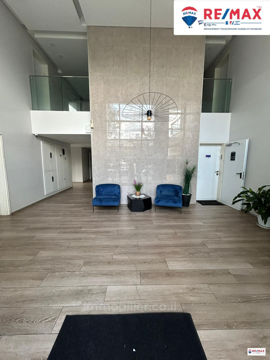 Apartamento 4 cômodos Hadera Bairro do Parque 379-IBL-327