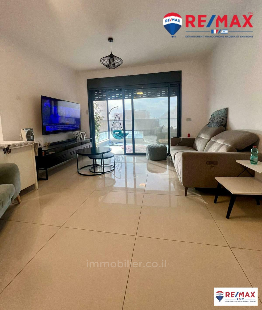 Apartamento 4 cômodos Hadera Centro da cidade 379-IBL-351