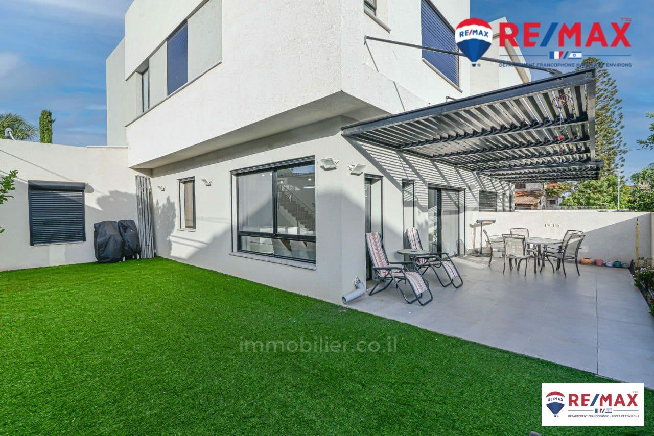 Casarão 7 cômodos Hadera neve haim 379-IBL-354