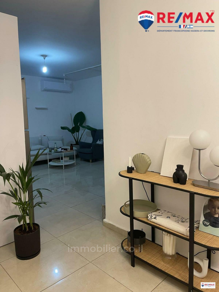 Apartamento 4 cômodos Hadera Centro da cidade 379-IBL-362