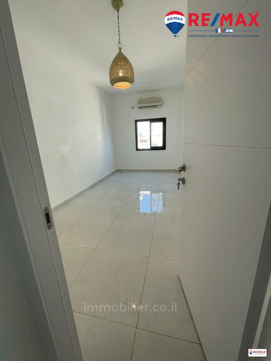 Apartamento 4 cômodos Hadera Centro da cidade 379-IBL-362