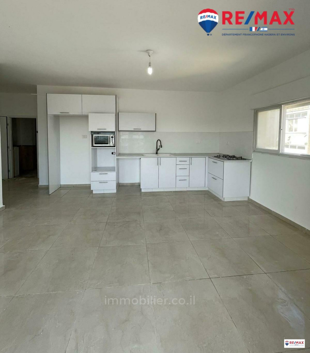 Apartamento 4 cômodos Hadera Centro da cidade 379-IBL-362