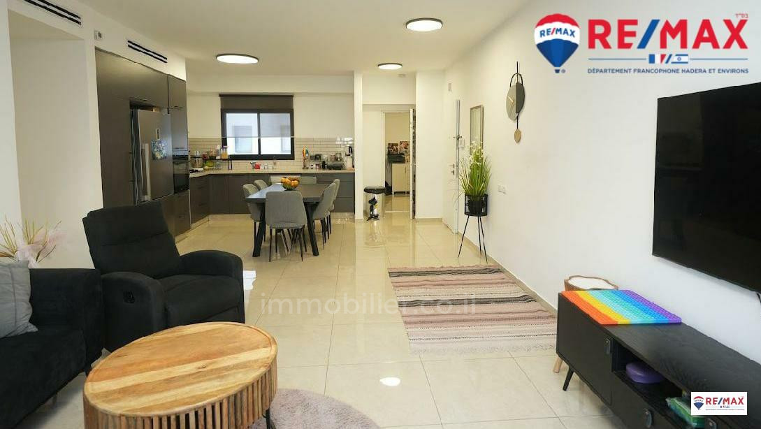 Apartamento 5 cômodos Hadera Centro da cidade 379-IBL-373