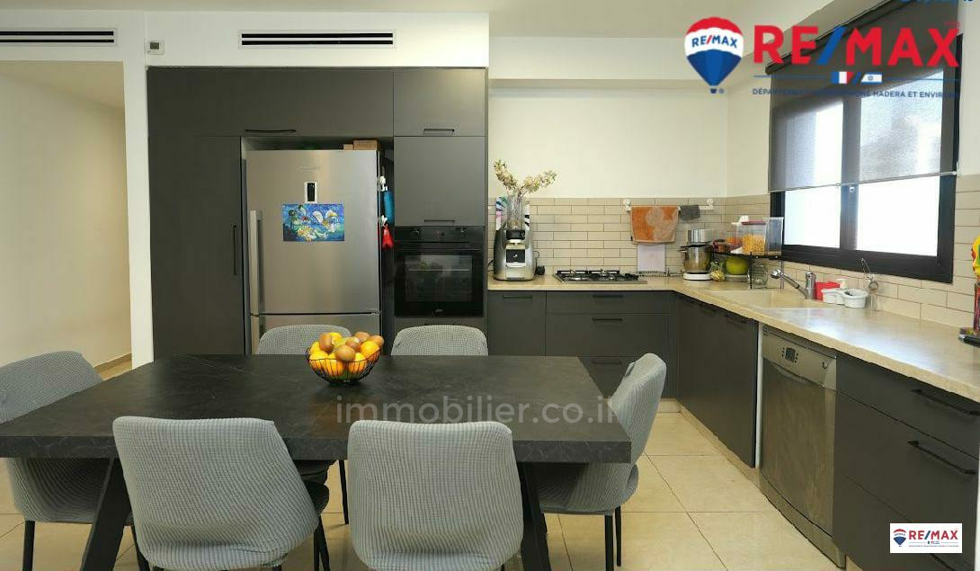 Apartamento 5 cômodos Hadera Centro da cidade 379-IBL-373