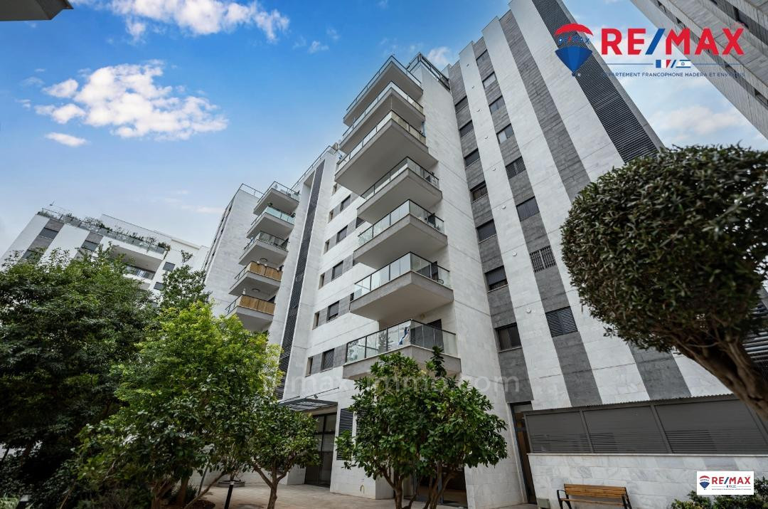 Apartamento 5 cômodos Hadera Centro da cidade 379-IBL-375