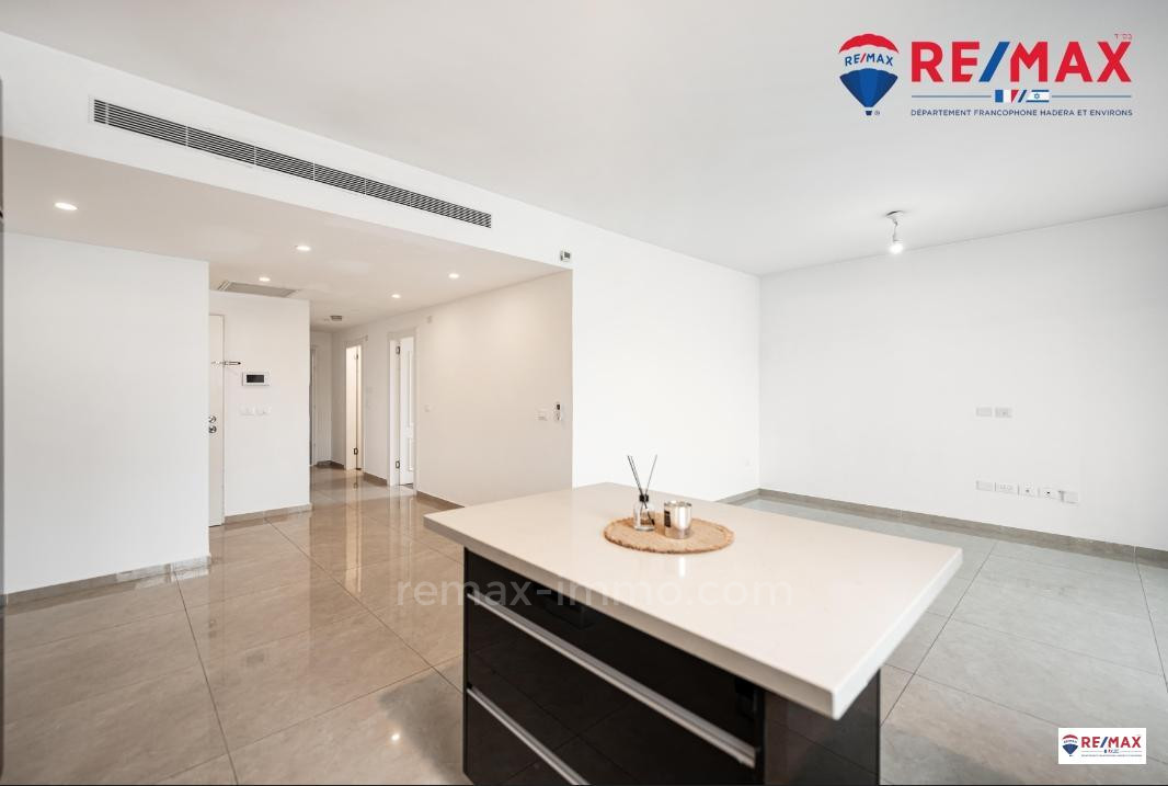 Apartamento 3 cômodos Hadera Centro da cidade 379-IBL-376