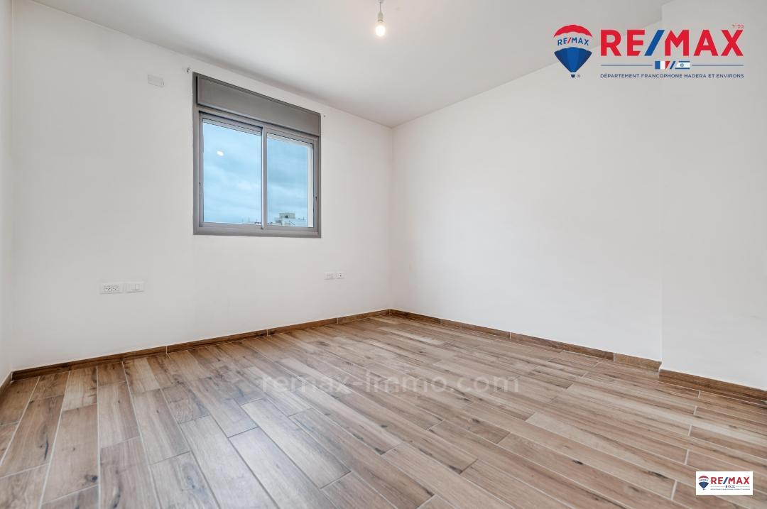 Apartamento 3 cômodos Hadera Centro da cidade 379-IBL-376