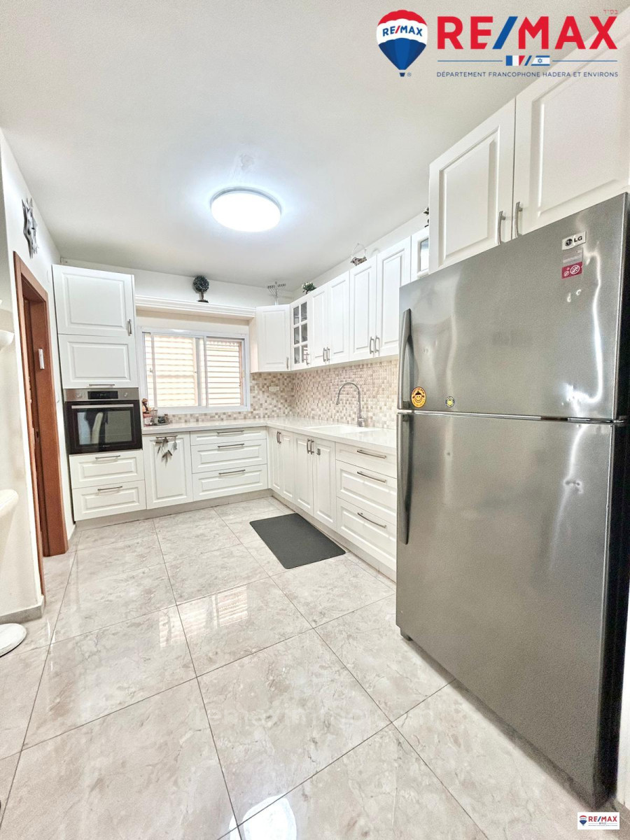 Apartamento 4 cômodos Hadera Centro da cidade 379-IBL-377
