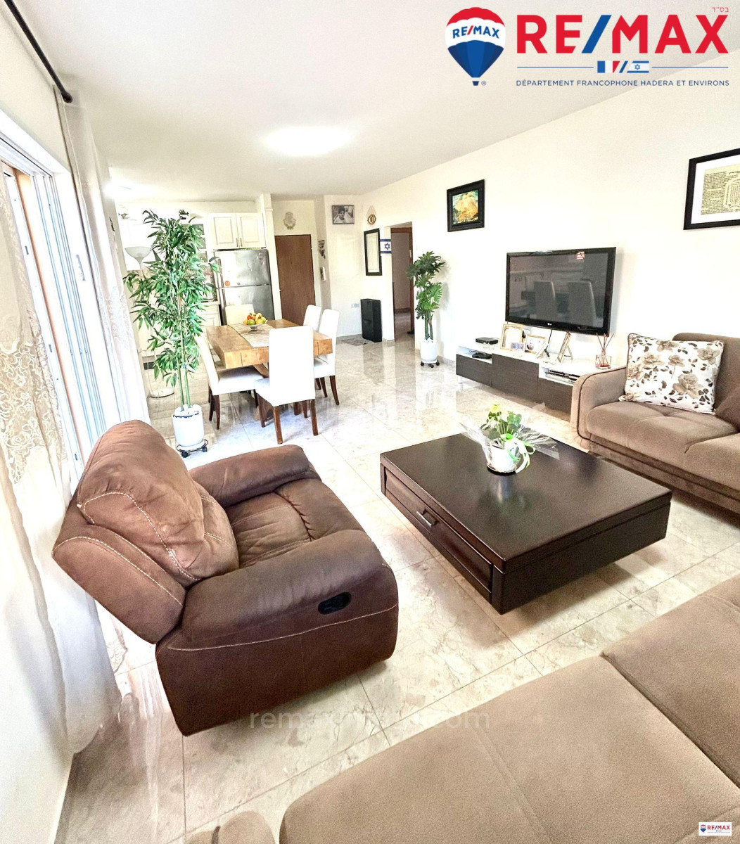 Apartamento 4 cômodos Hadera Centro da cidade 379-IBL-377