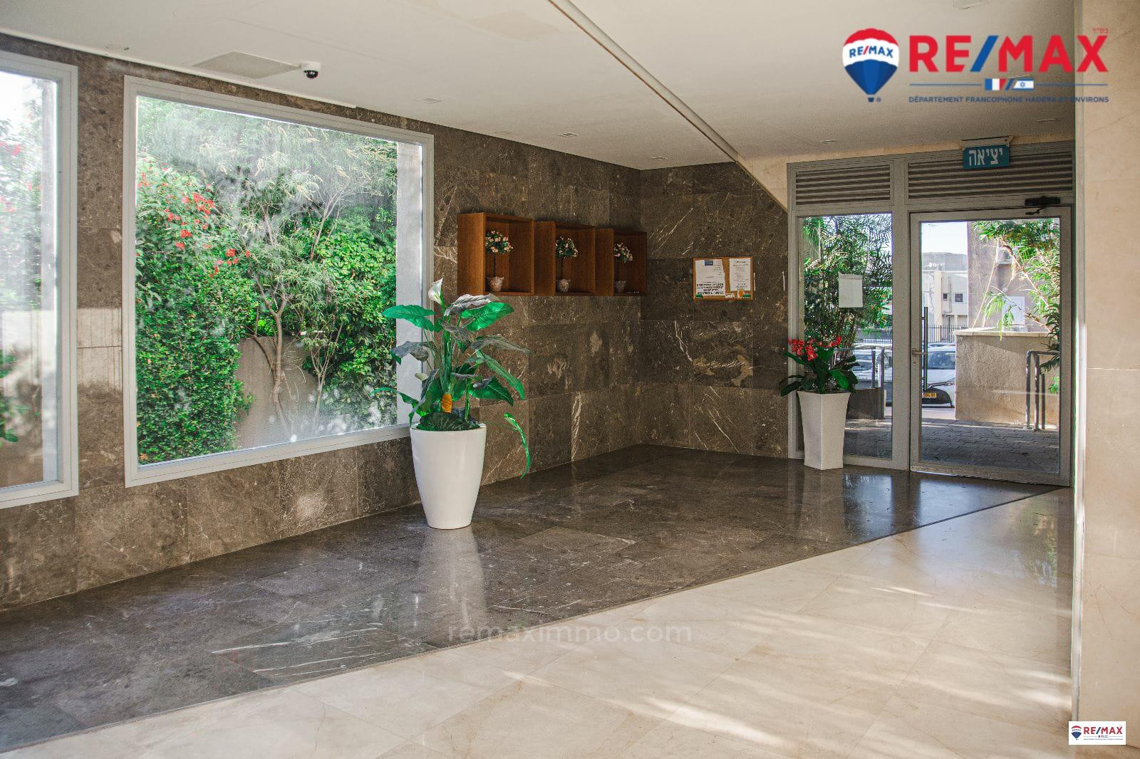 Apartamento 4 cômodos Hadera Centro da cidade 379-IBL-378