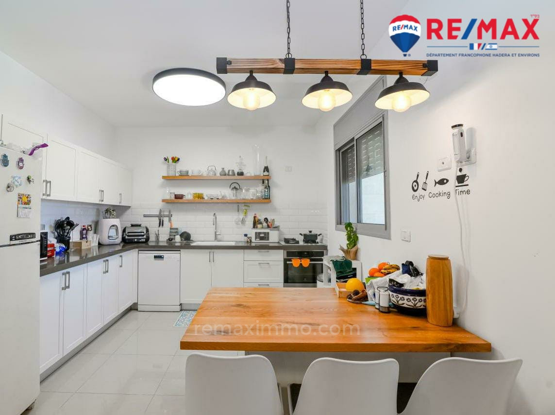 Apartamento 4 cômodos Hadera Centro da cidade 379-IBL-381